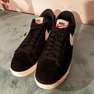 NIKE BLAZER LOW WOMENS SIZE 9